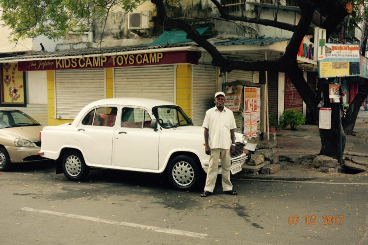  VOITURE AVEC UN CHAUFFEUR ET UN GUIDE EN INDE