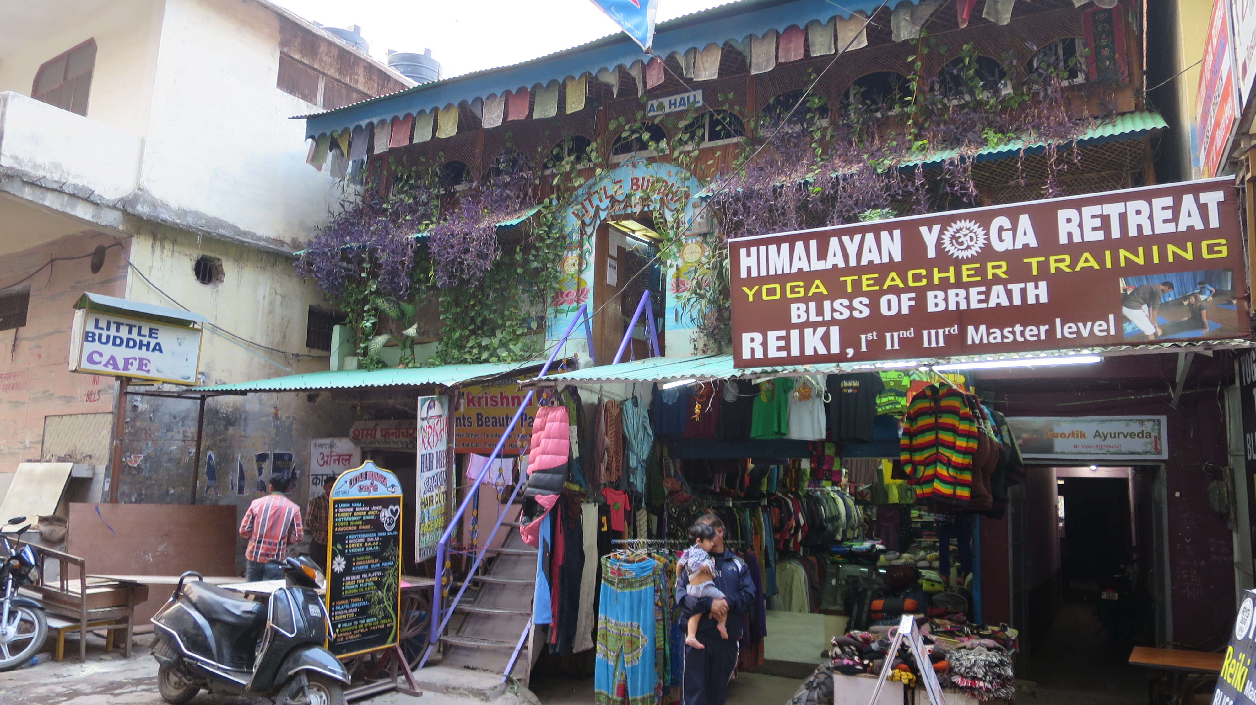 Eines der unzähligen Cafés und Orte für Yoga-Kurse in Rishikesh