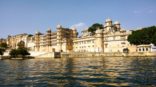 The Majestic City Palace of Udaipur sits on the banks of Lake Pichola, Hotels in Udaipur