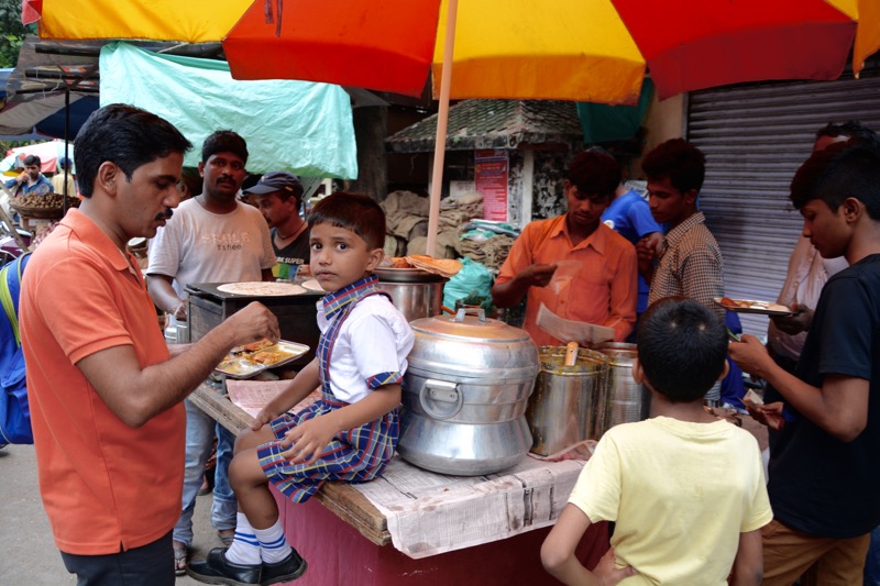 Mumbai-Essen-Stand-Menschen, indische Gerichte