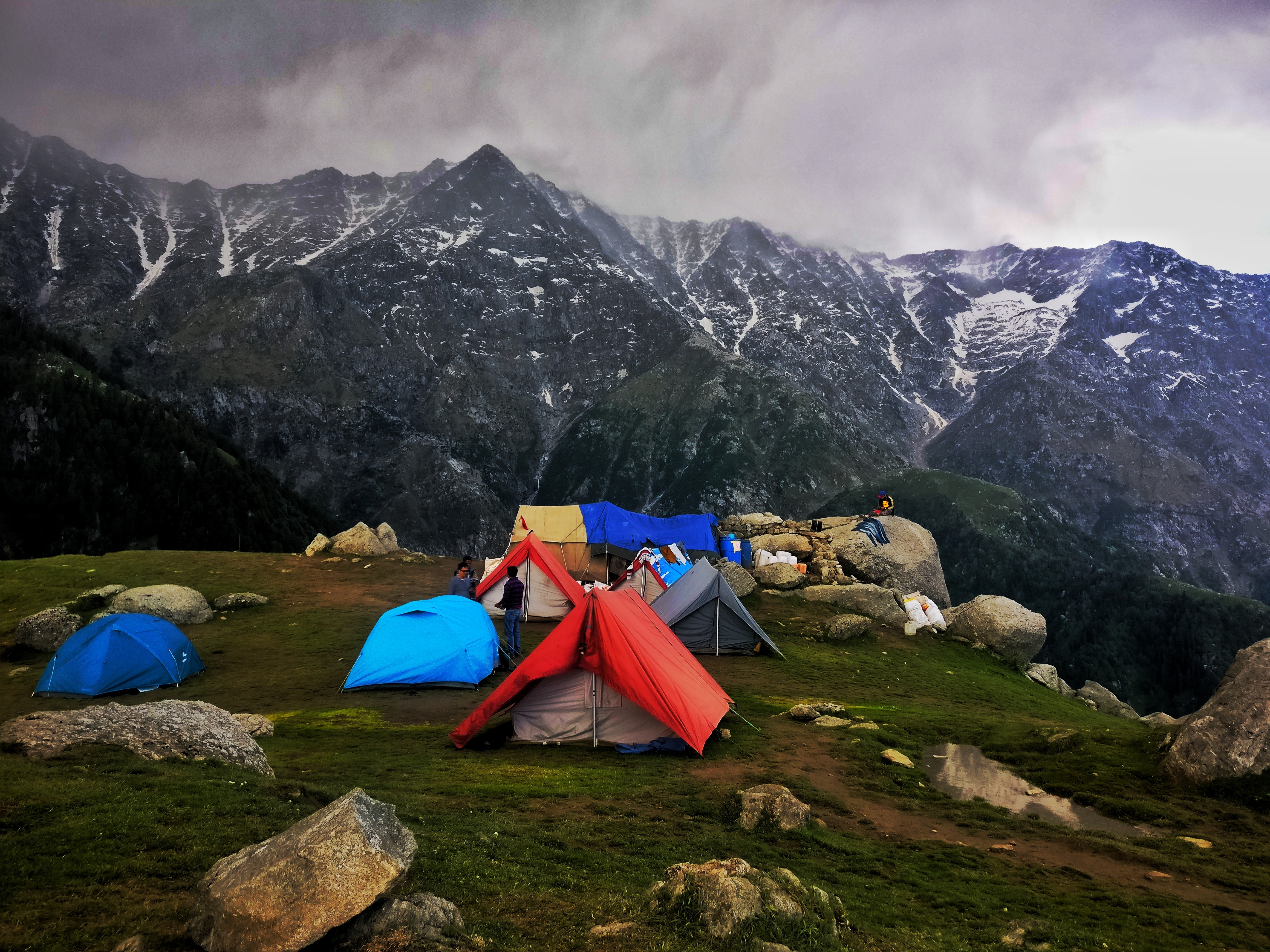 Mountain camping. Палатка в горах. Палатный лагерь в горах. Палатка на горе. Кемпинг в горах.